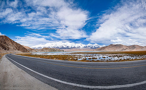 新疆帕米尔高原葱岭喀拉库勒湖湿地g314国道公路