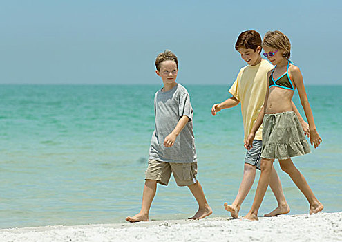 三个孩子,走,靠近,海浪,海滩