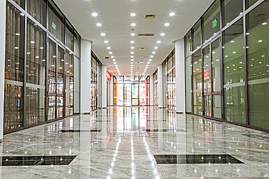 空长走廊的现代化办公楼