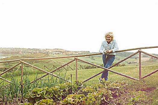 成年,女人,靠着,栅栏,看,花园,托斯卡纳,意大利