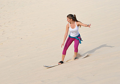 巴西里约热内卢沙滩上滑沙的姑娘