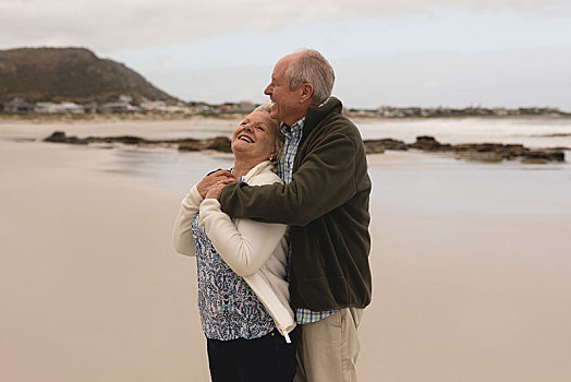 老年,夫妻,搂抱,站立,海滩
