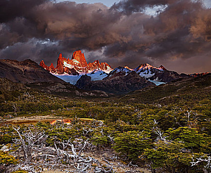 日出,洛斯格拉希亚雷斯国家公园,巴塔哥尼亚,阿根廷