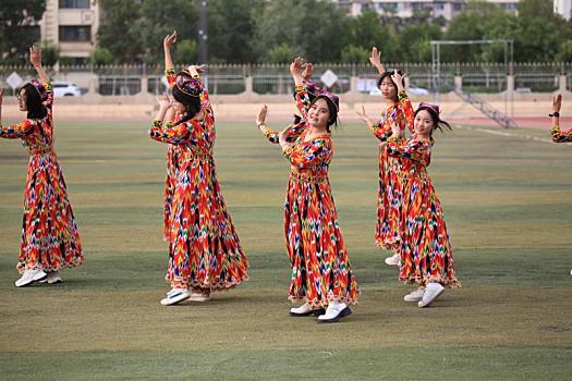 新疆哈密,多才多艺维吾尔族学生舞蹈