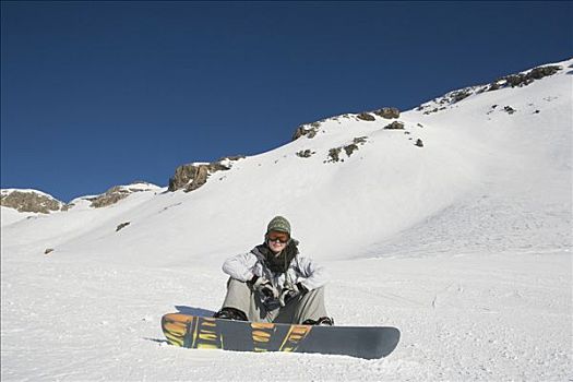 滑雪板玩家,坐,雪