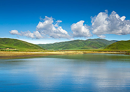 蓝天白云青山碧水倒影