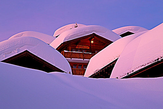 木制屋舍,大雪,乡村,黄昏,贝特默阿尔卑,阿莱奇地区,瓦莱,瑞士,欧洲