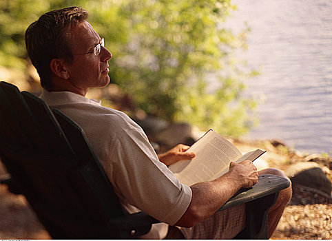 男人,坐,椅子,书本,靠近,湖