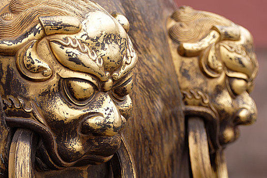 北京故宫里的文物,刻有兽头的铜制水缸,兽头的特写