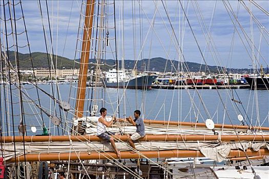 男人,修理,帆船,港口,伊比沙岛,巴利阿里群岛,西班牙,欧洲