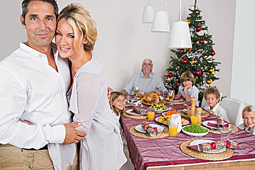 夫妻,搂抱,旁侧,餐桌,圣诞节