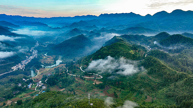 重庆酉阳,秋后山岚扮靓乡村