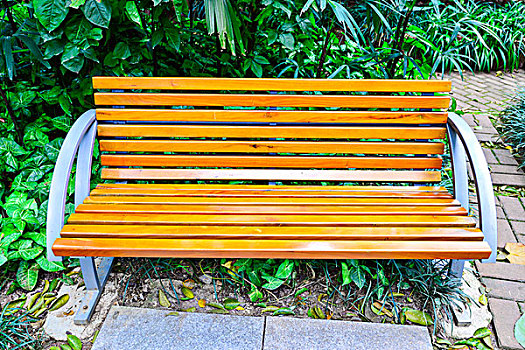 公园里供行人休息用的木质长椅