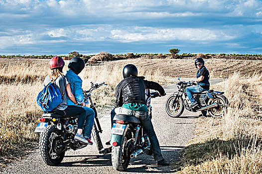 后视图,四个,朋友,交谈,摩托车,乡村道路,萨丁尼亚,意大利