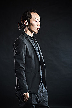 亚洲男子