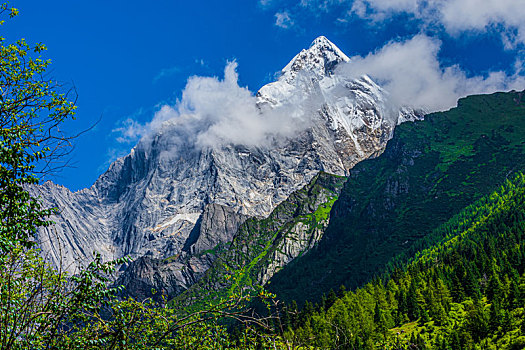 四姑娘山幺妹峰