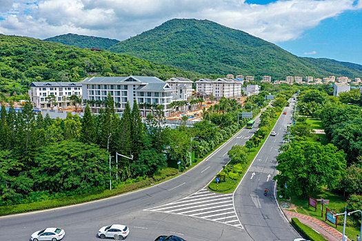 航拍海南三亚亚龙湾国家旅游度假区街区内建筑及街道风光