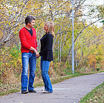 夫妻,走,公园,秋天,艾伯塔省,加拿大