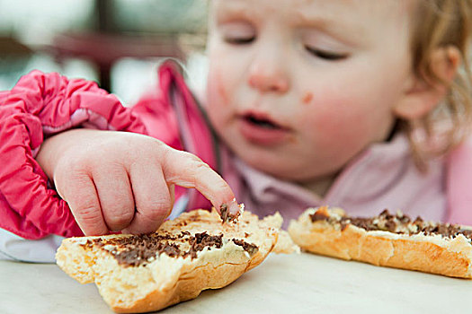 幼儿,女孩,吃,法棍面包,巧克力涂层