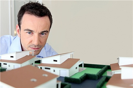 建筑师,看,模型,住房