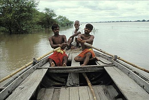 印度,瓦腊纳西,恒河,两个男人,划艇,无肖像权