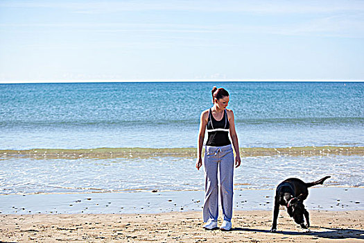 年轻,运动,女人,狗,海滩