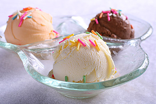 三色冰淇淋