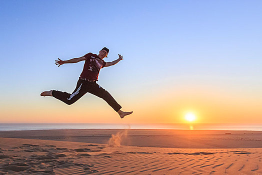 男青年,跳跃,高兴,空中,日落,纳米布沙漠,斯瓦科普蒙德,埃龙戈区,纳米比亚,非洲