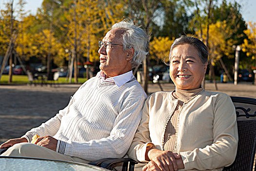 老夫妻在院子里休息