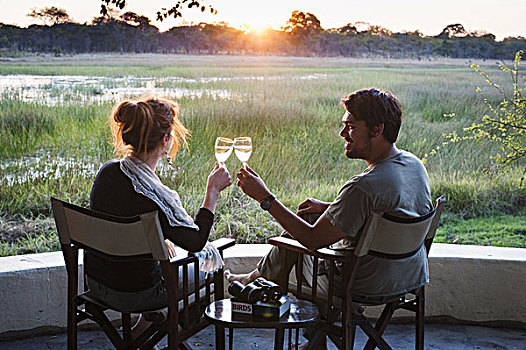 情侣,制作,葡萄酒,干杯,日落,狩猎小屋,国家公园,赞比亚