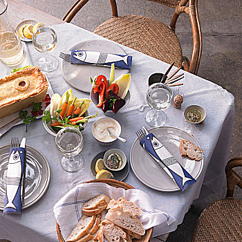 桌子,家禽,糕点,胡萝卜,胡椒,菊苣,白面包