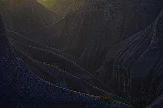 山,太阳,逆光,刺眼,线条,层次,驴友,旅行,地质公园,丹霞地貌,灌木,水潭,素材,质感,设计,细腻,纹理,树