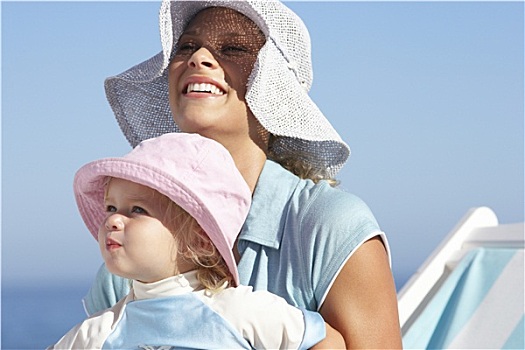 母女,2-3岁,坐,海滩,折叠躺椅,戴着,遮阳帽,微笑,特写