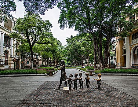 广东广州市沙面步行街青铜雕塑,音韵悠悠