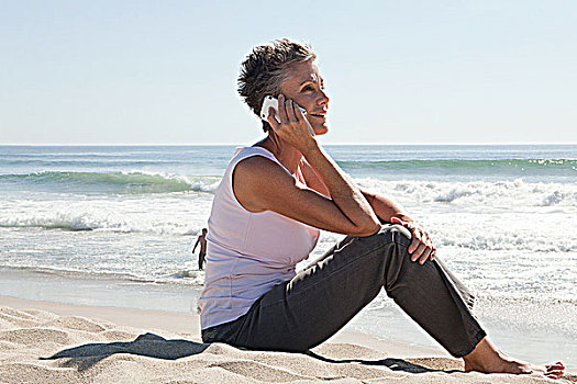 老年,女人,手机,海滩