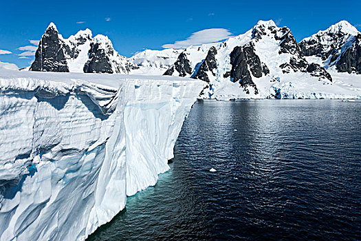 南极,航拍,巨大,扁平,冰山,漂浮,靠近,入口,雷麦瑞海峡