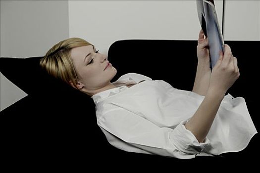 女人,卧,沙发,读,杂志