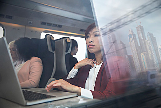 专注,职业女性,工作,笔记本电脑,客运列车