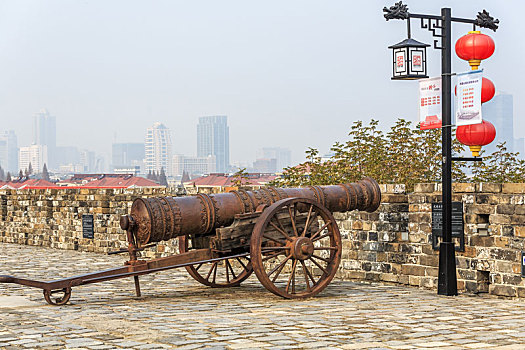 南京明城墙上的古代铁炮