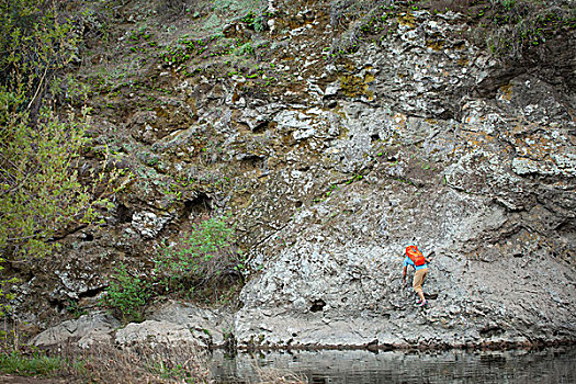男青年,攀登,湖岸,石头,溪流,州立公园,加利福尼亚,美国