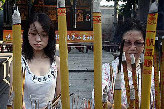 两个女人,点燃,熏香,庙宇,广州,中国,十月,2009年