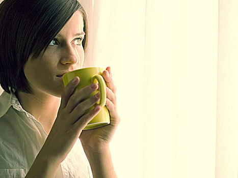 年轻,女人,喝,咖啡,窗户