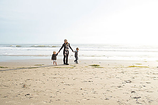 母亲,两个,儿子,握手,海滩
