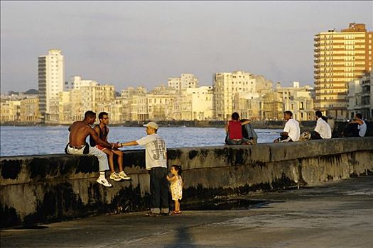 傍晚,马雷贡,年轻人,坐,海岸,墙壁,天际线,哈瓦那,古巴,加勒比海