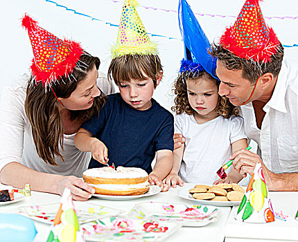 可爱,小男孩,切,生日蛋糕,家庭,厨房