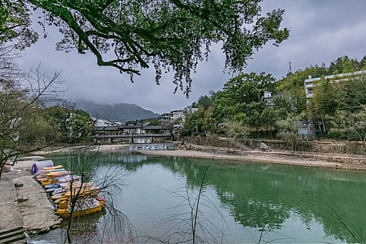 福建省闽北居家传统工艺清代龙首蝙蝠牡丹花木雕化妆台静物装饰品