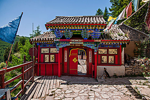 山西省宁武县芦芽山景区芦芽山悬崖古栈道顶峰,晓祖庙,寺院僧尼房屋