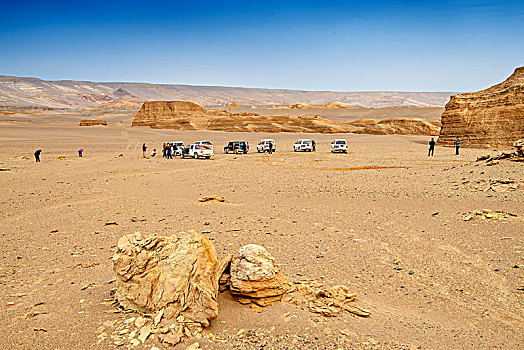 新疆,罗布泊,雅丹地貌,沙漠,沙岩,车队