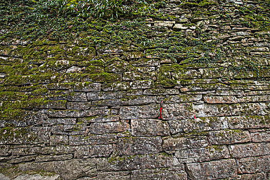 贵州安顺天台山五龙寺上山路边的石墙