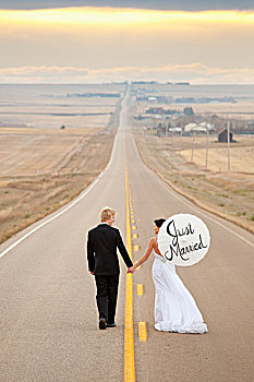 新郎,新娘,走,乡村道路,拿着,伞,书写,三个,山,艾伯塔省,加拿大